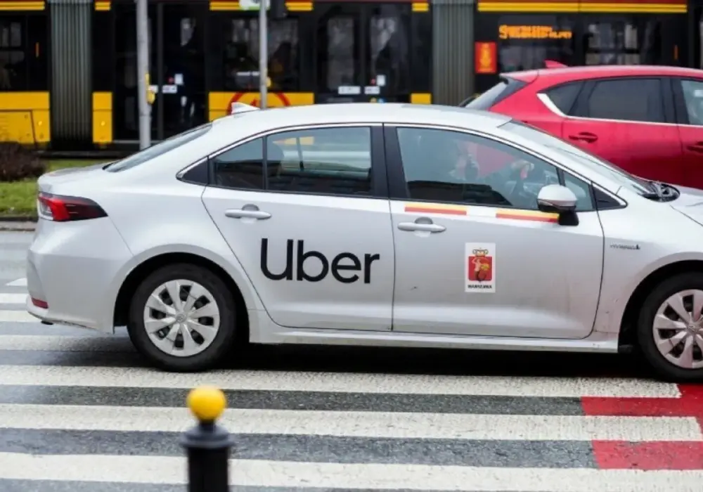 Co to jest Uber taxi i jak różni się od tradycyjnych taksówek?