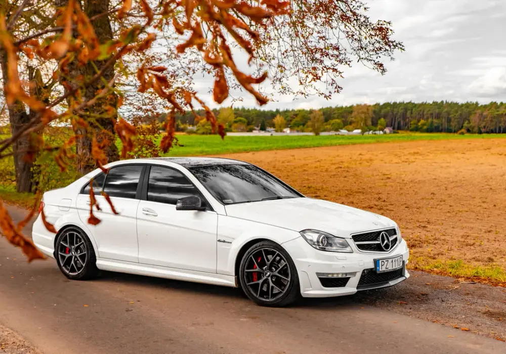Mercedes C63 AMG W204 - Niezwykłe osiągi i unikalne cechy, które zaskakują