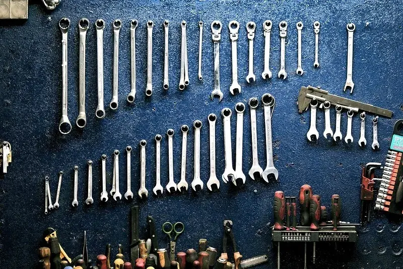 Dlaczego 8 na 10 mechaników wybiera klucze SATA? 5 powodów