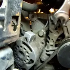 Czy napinacz paska alternatora może zatrzymać auto? Oto objawy