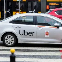 Co to jest Uber taxi i jak różni się od tradycyjnych taksówek?