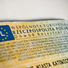 Ile naprawdę kosztuje rejestracja nowego samochodu? Sprawdź wszystkie opłaty!