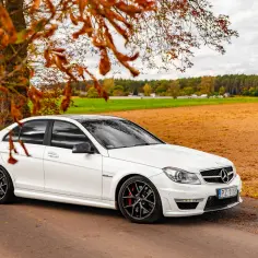 Mercedes C63 AMG W204 - Niezwykłe osiągi i unikalne cechy, które zaskakują