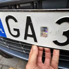 4 sposoby jak zdjąć tablicę rejestracyjną WI bez uszkodzeń. Porady