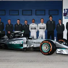 Mercedes-AMG F1 Team: historia, kierowcy, technologie i aktualne sukcesy w Formule 1