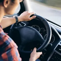 Jak hamować, żeby samochód nie zgasł? Proste techniki dla początkujących kierowców