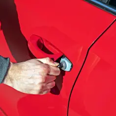 Jak bezpiecznie otworzyć Peugeota 407 bez kluczyków - skuteczne metody awaryjnego dostępu