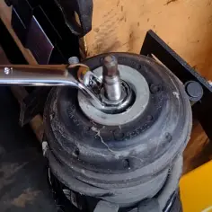 4 objawy zużycia poduszki amortyzatora Astry H. Sprawdzamy auto