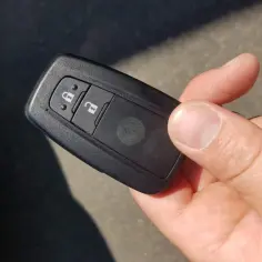 Jak działa inteligentny kluczyk Toyota? Przewodnik po nowoczesnym systemie Smart Key