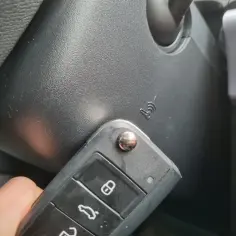 Jak odpali samochód bez baterii w kluczyku? Przewodnik krok po kroku po awaryjnym uruchomieniu auta