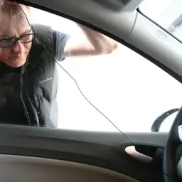 Jak bezpiecznie otworzyć Audi A4 B7 bez kluczyka - metody awaryjnego dostępu