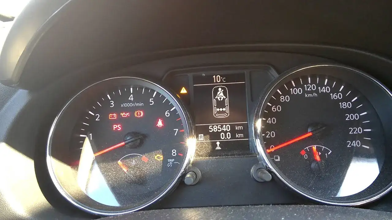 Zdjęcie Jakie kontrolki w Nissan Qashqai uratują Twój silnik? 6 kluczowych