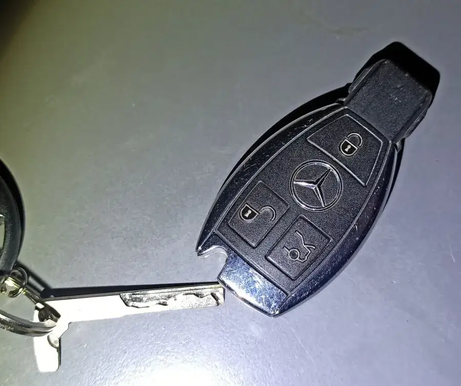 Zdjęcie Jaka bateria do kluczyka Mercedes klasa A - kompletna instrukcja wymiany 2025