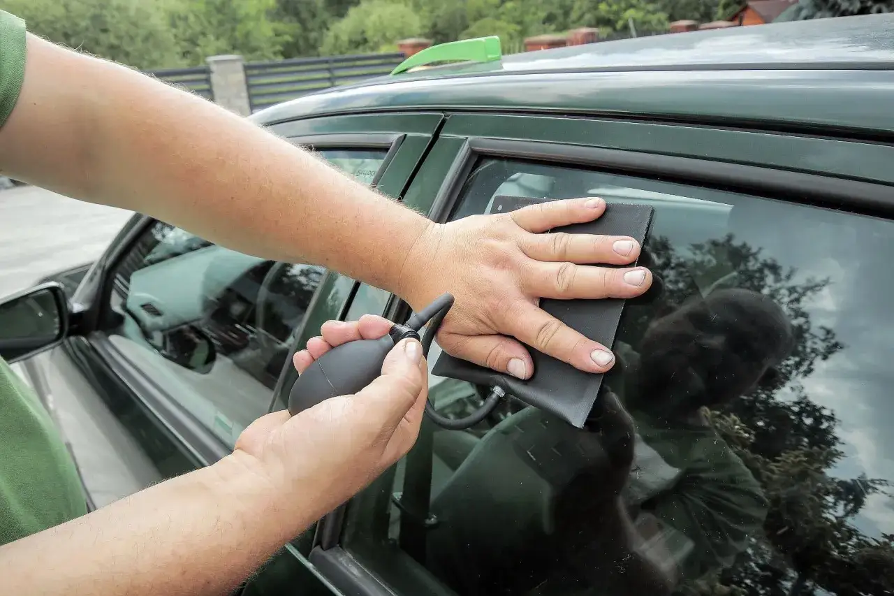 Zdjęcie Jak otworzyć BMW E39 bez kluczyka: Awaryjne sposoby na dostanie się do auta