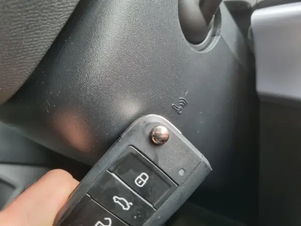 Jak odpali samochód bez baterii w kluczyku? Przewodnik krok po kroku po awaryjnym uruchomieniu auta